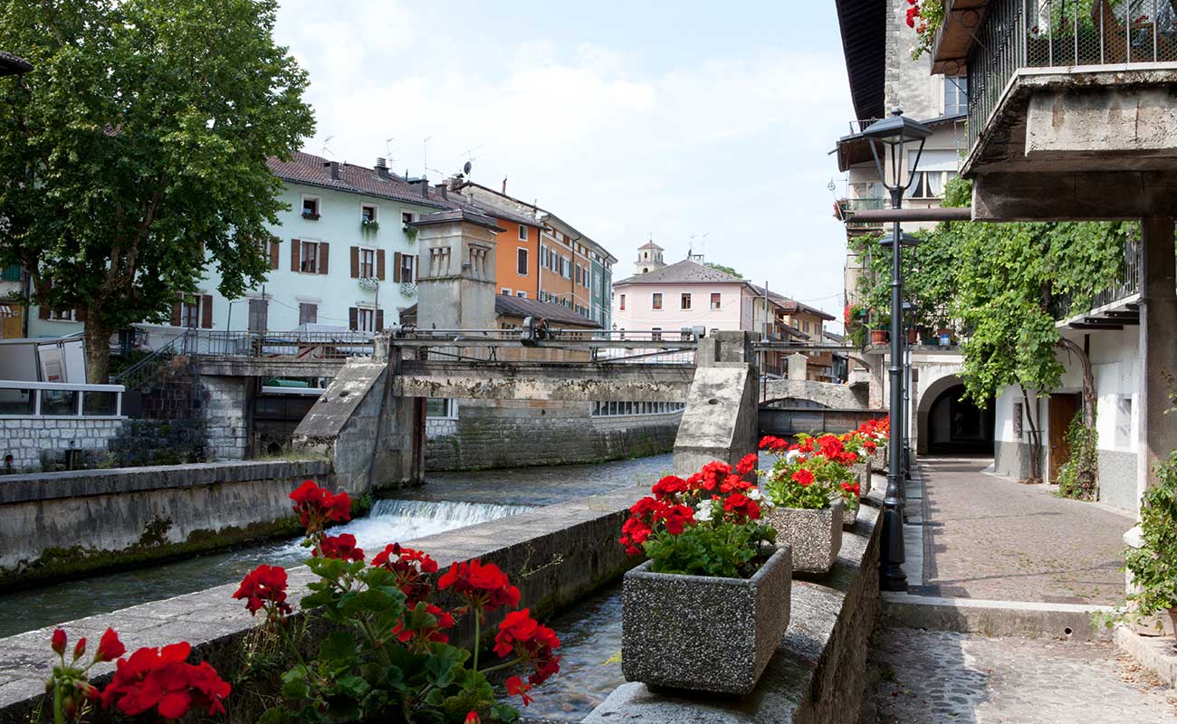 Il Brenta: fiume che attraversa Borgo Valsugana con vasi di gerani come decorazione