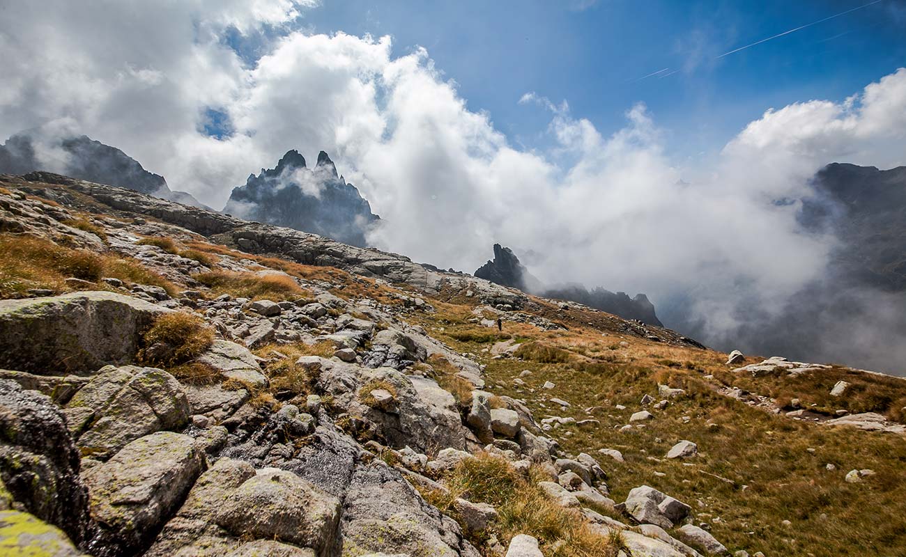 Paesaggio di alta montagna con nuvole basse nelle vicinanze di Borgo Valsugana