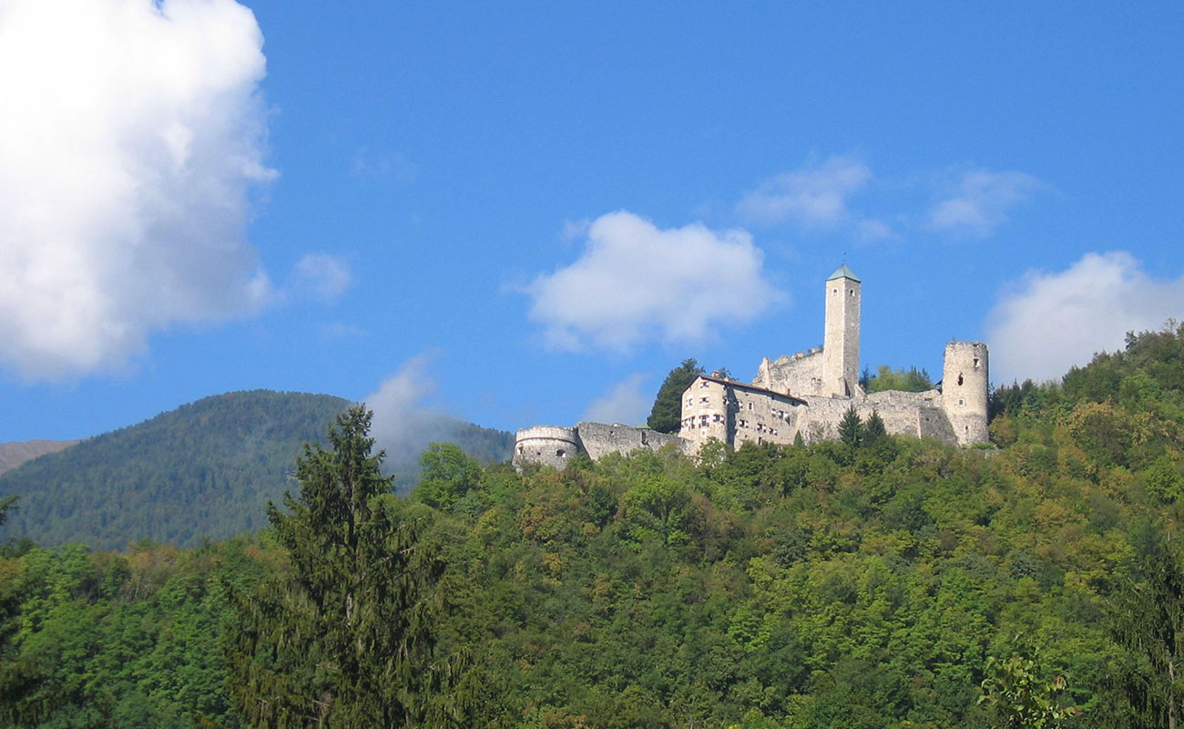 Castello Telvana troneggia su una collina