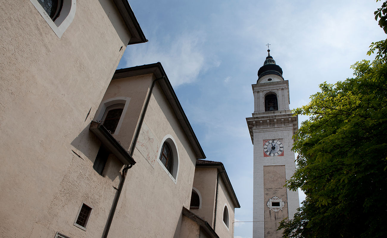 Chiesa centrale di Borgo Valsugana con foto del campanile
