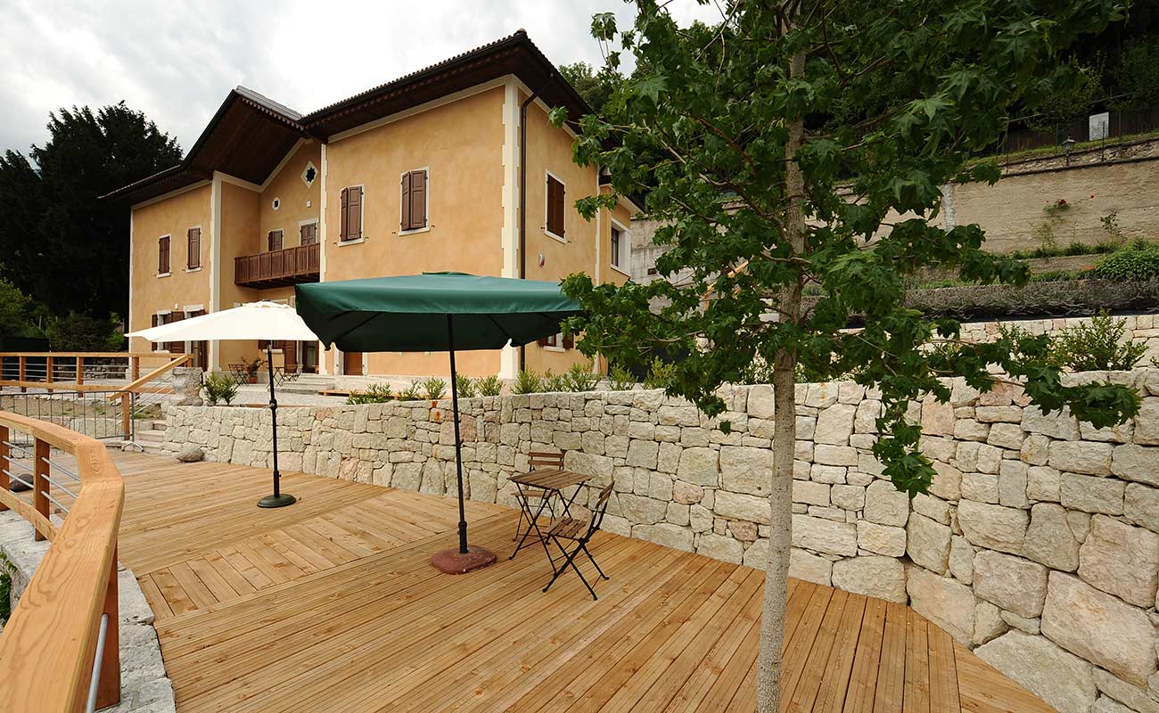 La terrazza della Villa degli Orti in legno che da sul giardino 